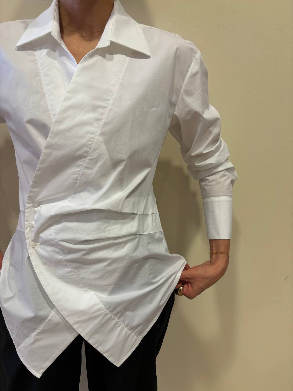 SOUVENIR - Camicia bianca in cotone con chiusura simmetrica