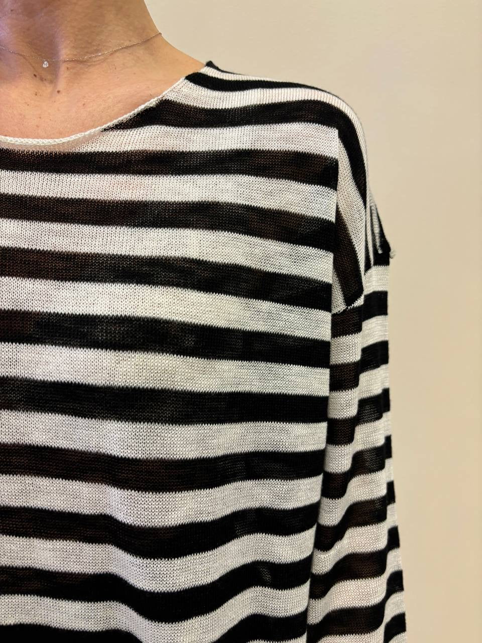 SOUVENIR - Maglia a righe bianca e nera morbida con goccia sul retro