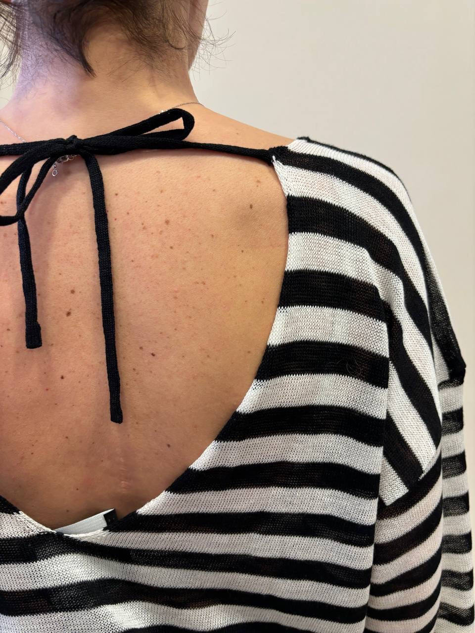 SOUVENIR - Maglia a righe bianca e nera morbida con goccia sul retro