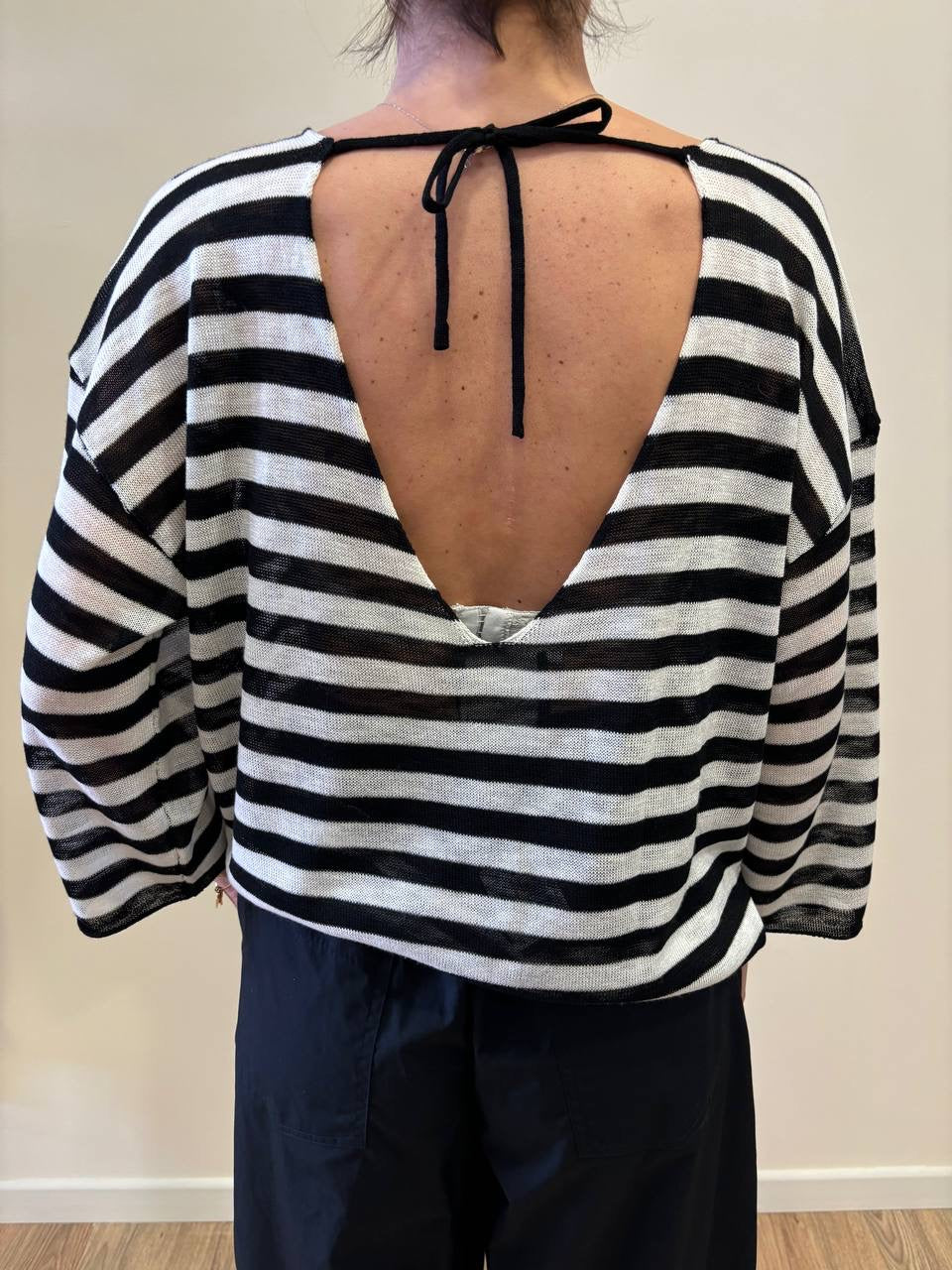 SOUVENIR - Maglia a righe bianca e nera morbida con goccia sul retro