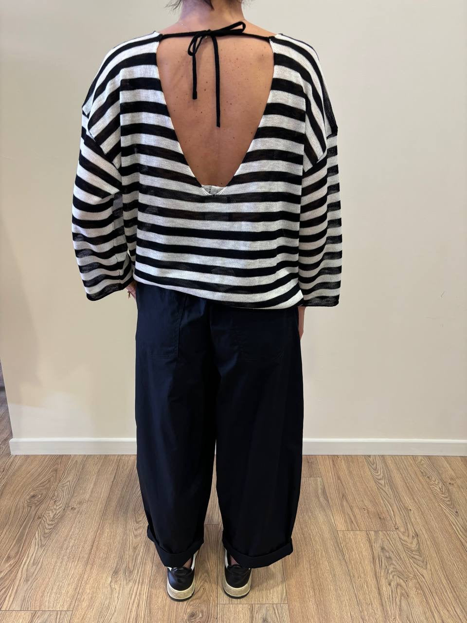SOUVENIR - Maglia a righe bianca e nera morbida con goccia sul retro