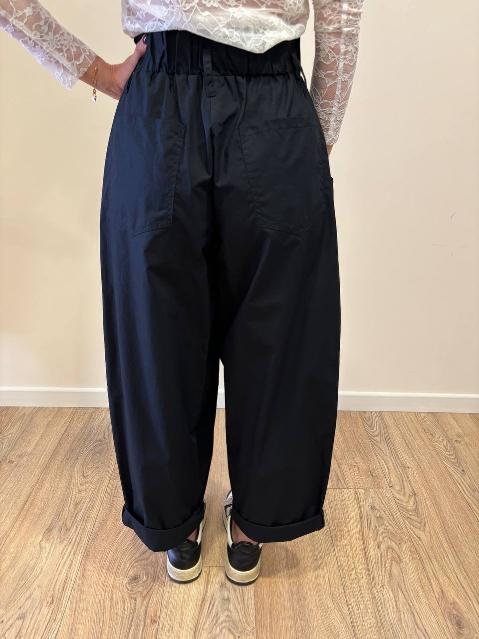 SOUVENIR - Pantalone nero in cotone barrel fit con elastico