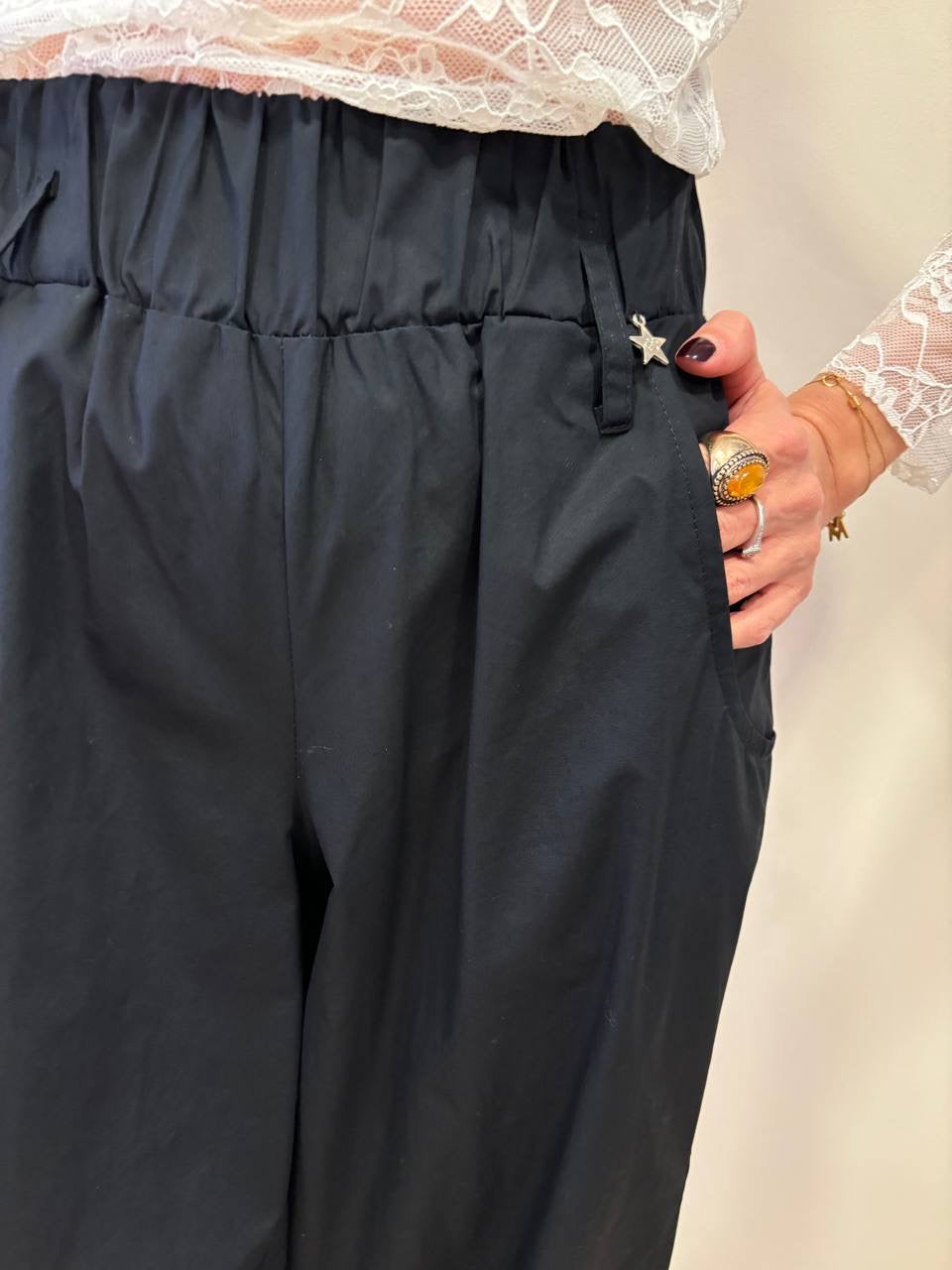 SOUVENIR - Pantalone nero in cotone barrel fit con elastico