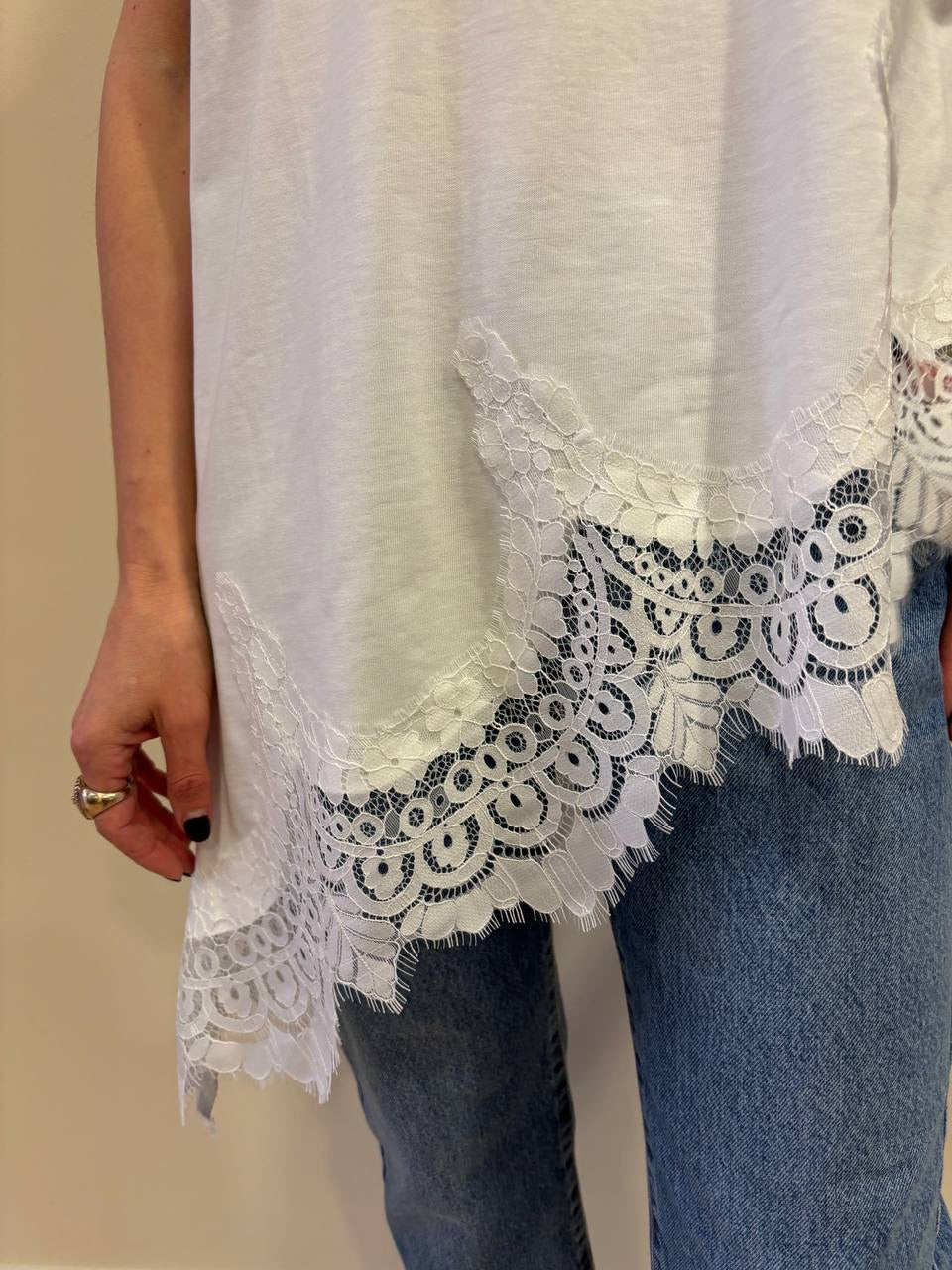 SOUVENIR - Maglia burro con spallucce e pizzo trasversale