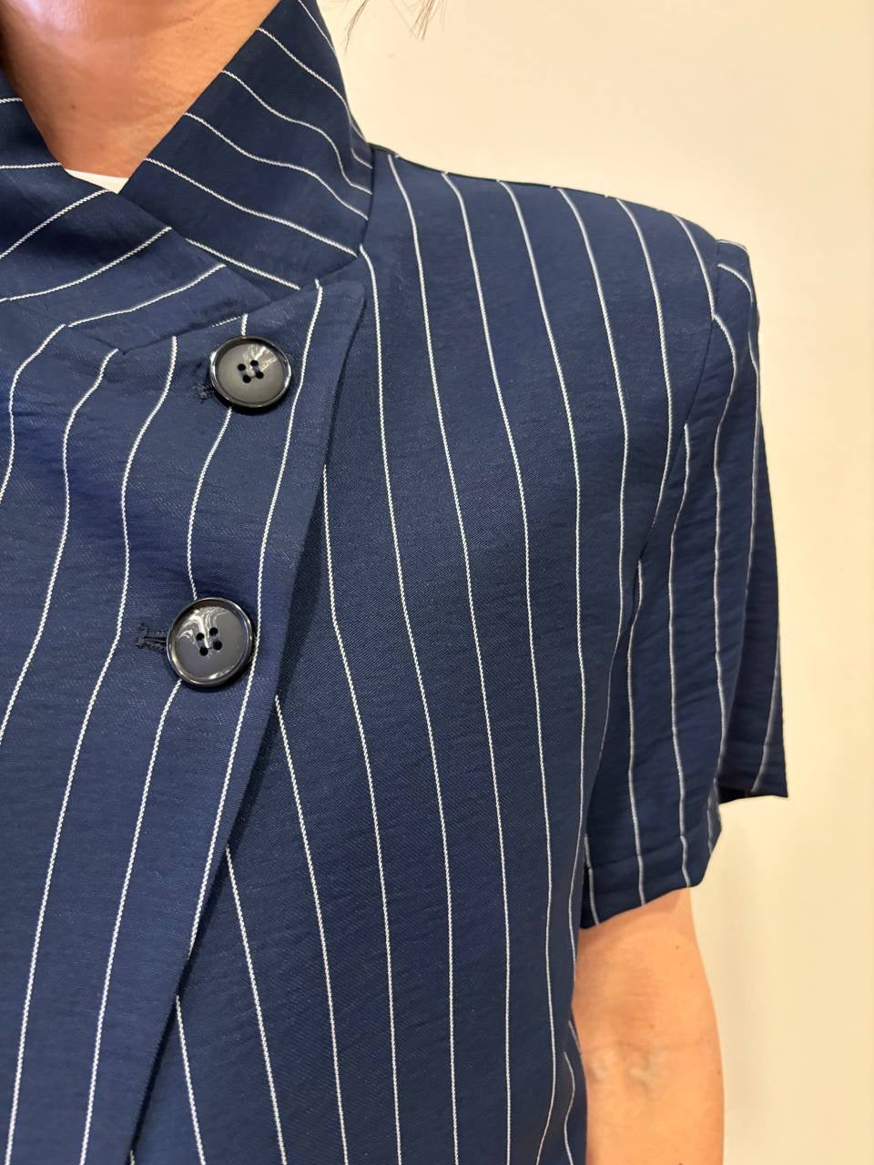 HAVEONE - Giacca blu gessata a mezza manica con bottoni trasversali