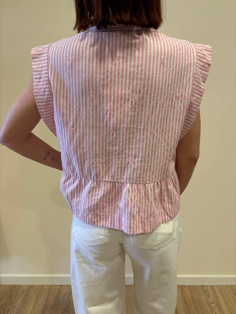 Camicia a righe bianca e rosa con dettaglio cuori e balza