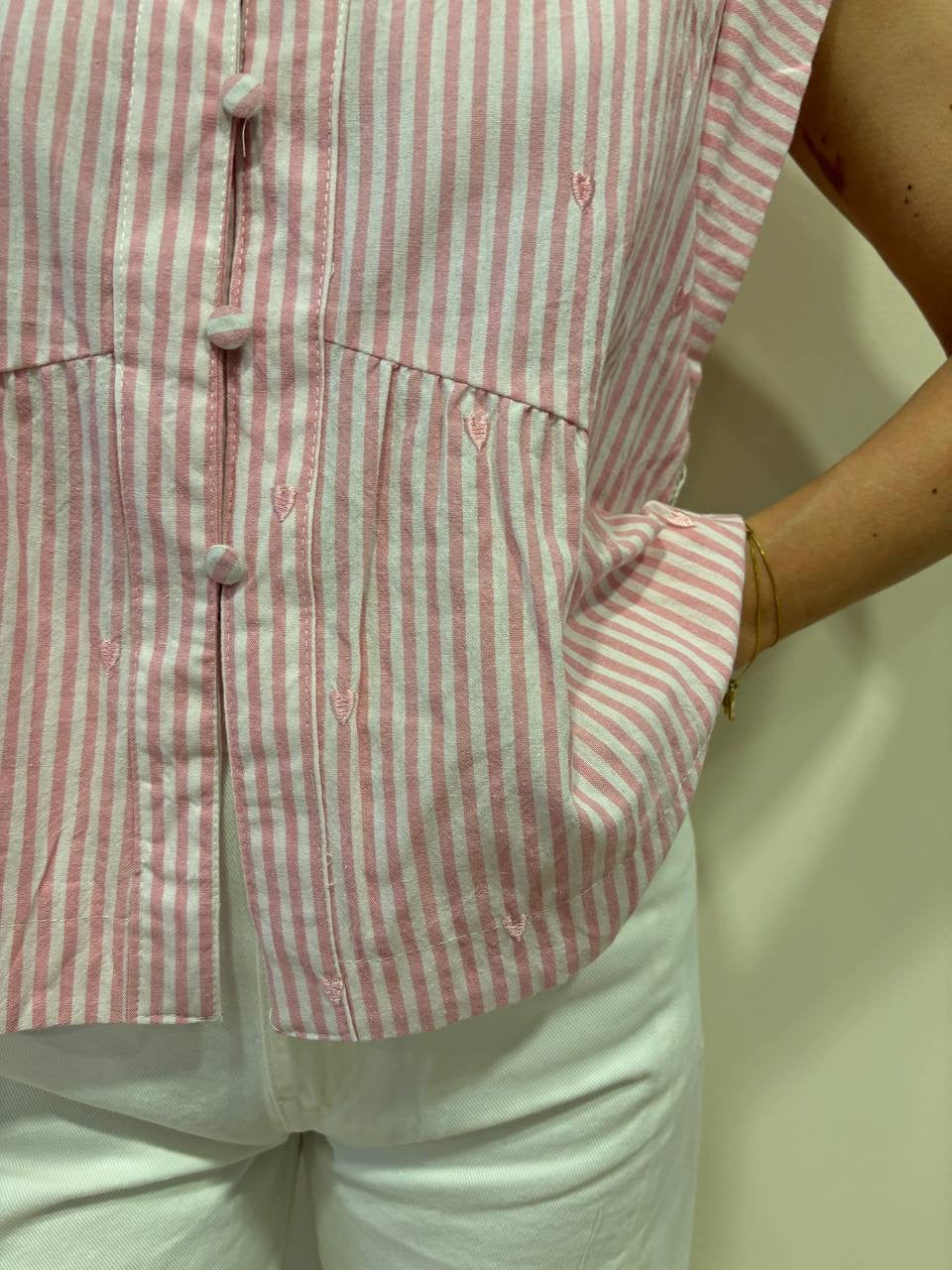 Camicia a righe bianca e rosa con dettaglio cuori e balza