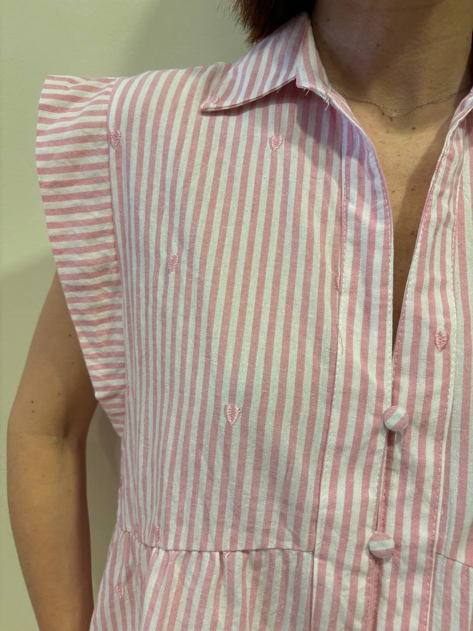 Camicia a righe bianca e rosa con dettaglio cuori e balza