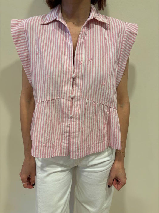Camicia a righe bianca e rosa con dettaglio cuori e balza