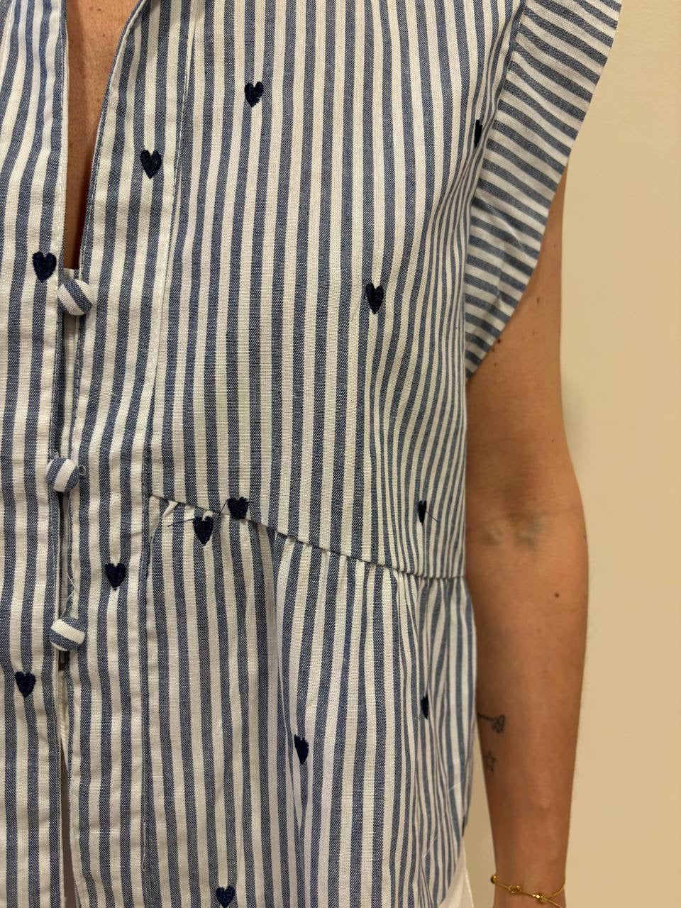 Camicia a righe bianca e denim con dettaglio cuori e balza