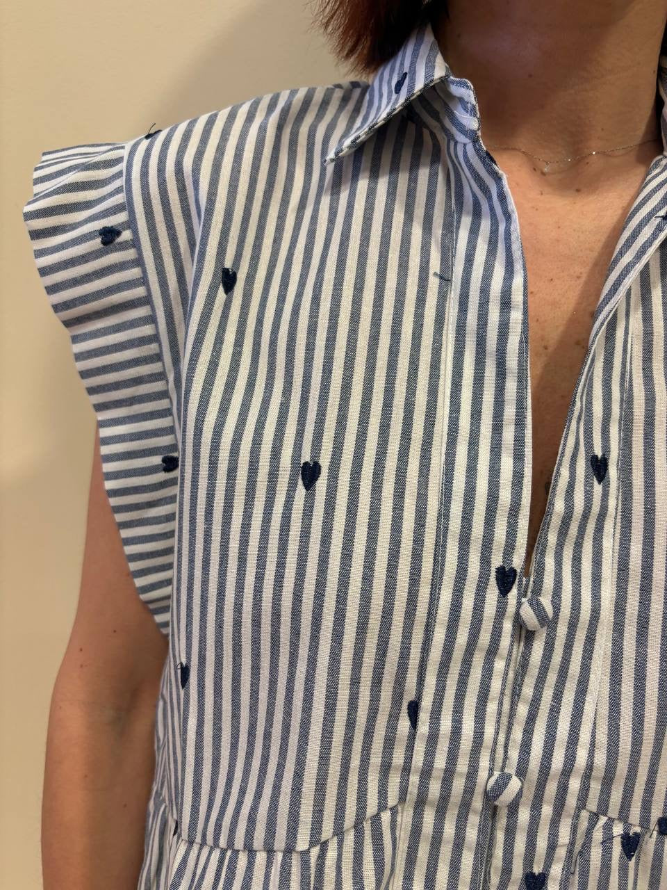 Camicia a righe bianca e denim con dettaglio cuori e balza