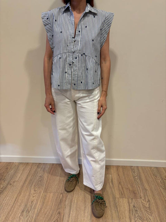 Camicia a righe bianca e denim con dettaglio cuori e balza