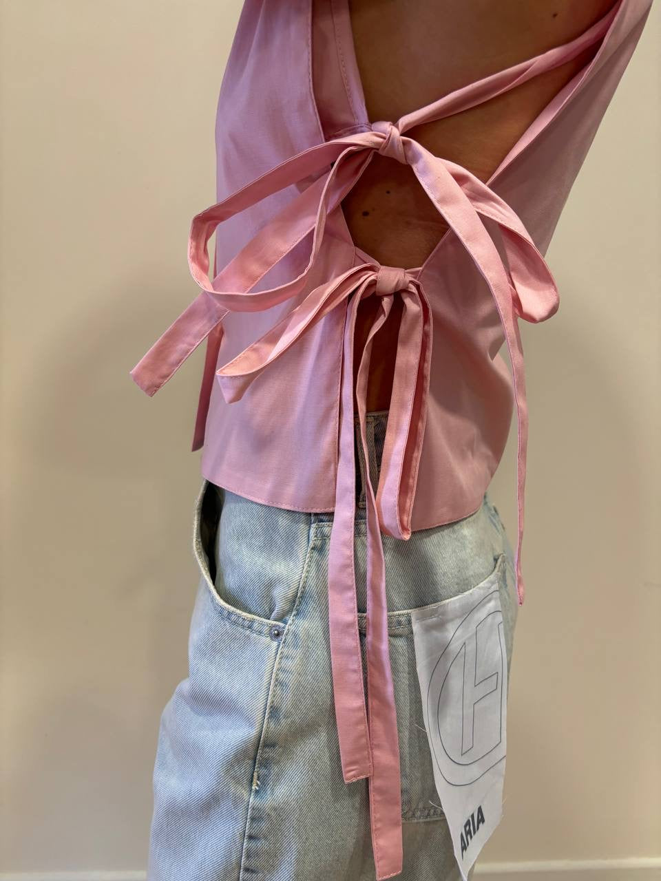 Camicia smanicata rosa con top e dettaglio laccetti