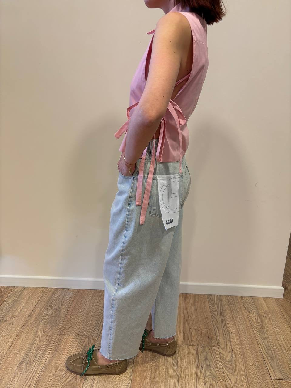 Camicia smanicata rosa con top e dettaglio laccetti