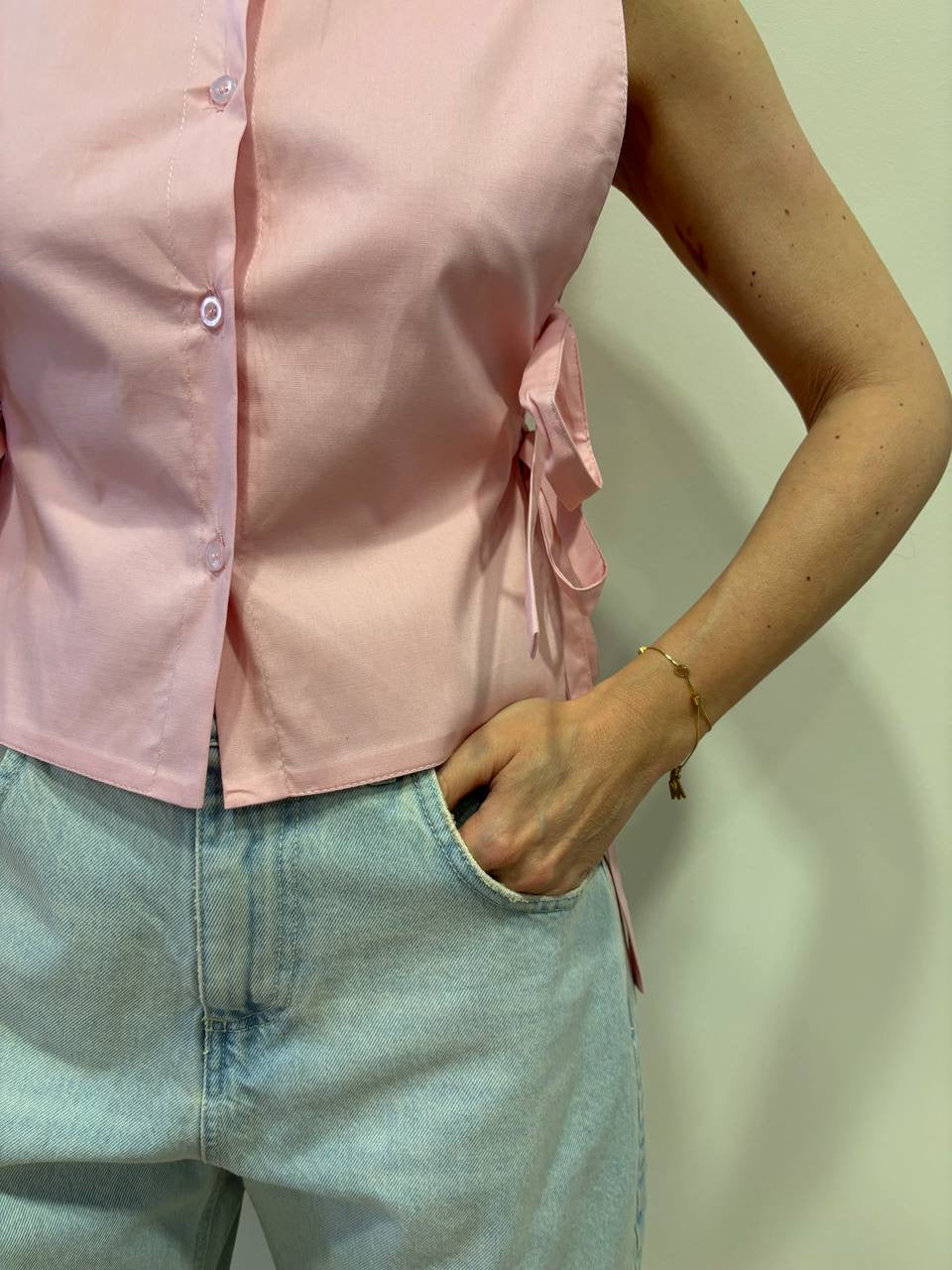 Camicia smanicata rosa con top e dettaglio laccetti