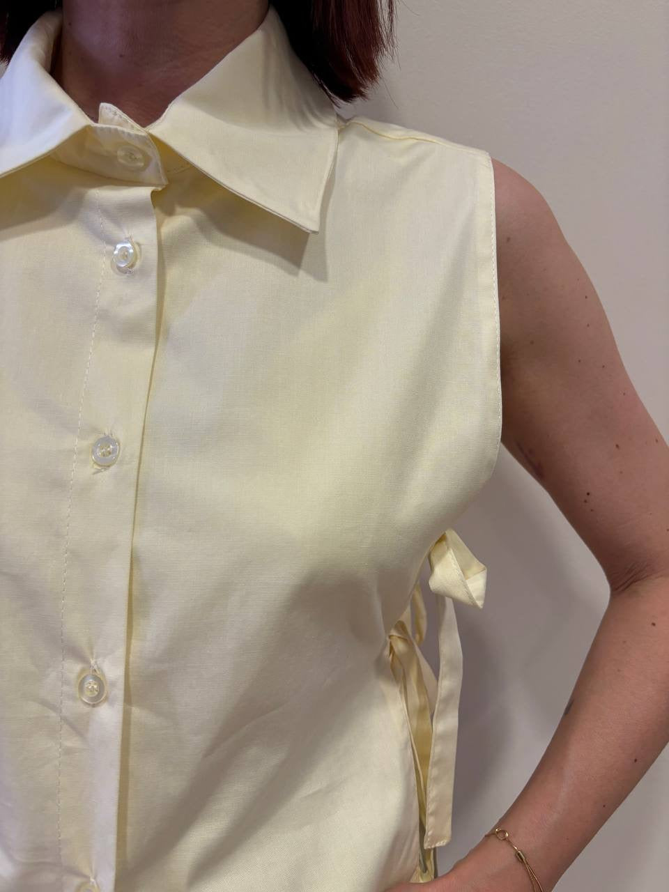 Camicia smanicata gialla con top e dettaglio laccetti