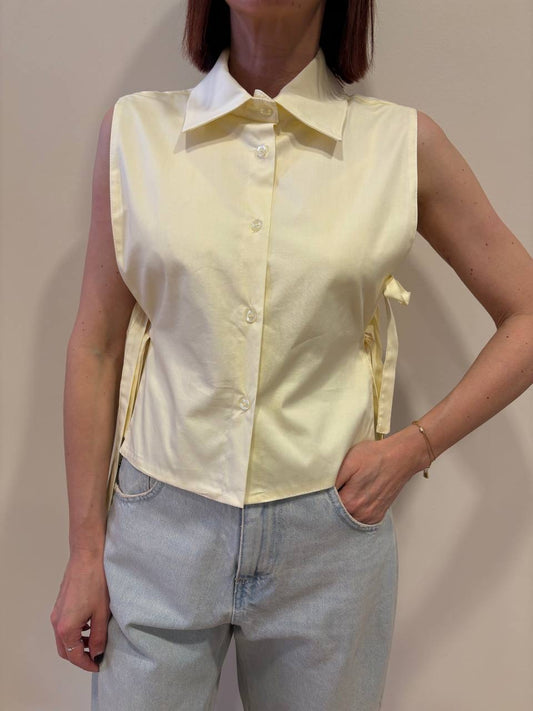 Camicia smanicata gialla con top e dettaglio laccetti