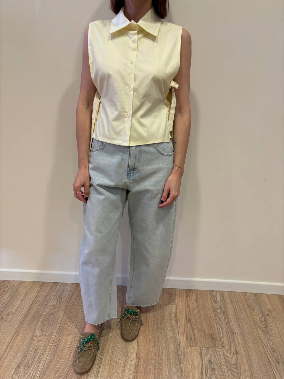 Camicia smanicata gialla con top e dettaglio laccetti