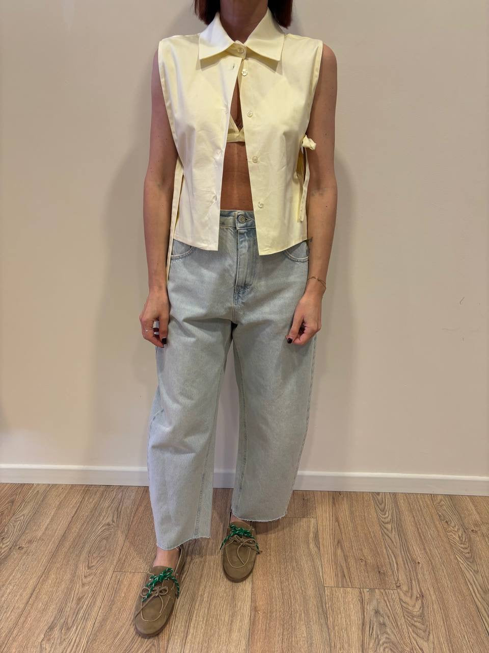 Camicia smanicata gialla con top e dettaglio laccetti