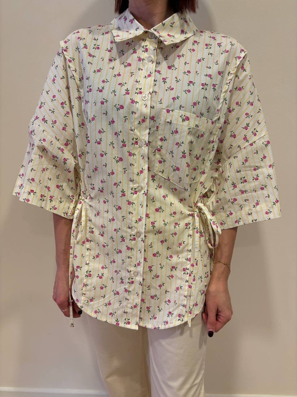 Camicia in cotone a righe gialle con fiorellini rosa e laccetti