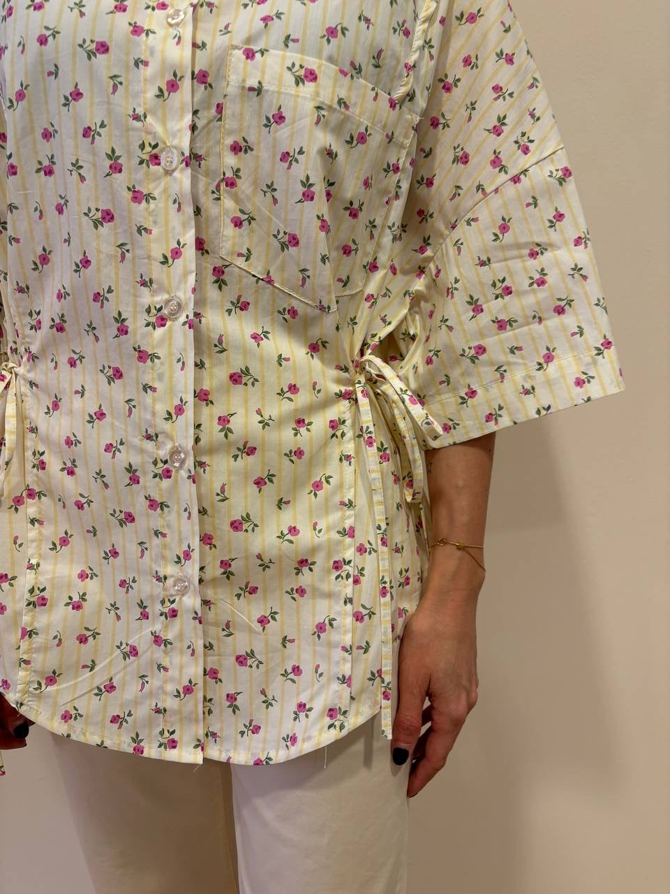 Camicia in cotone a righe gialle con fiorellini rosa e laccetti