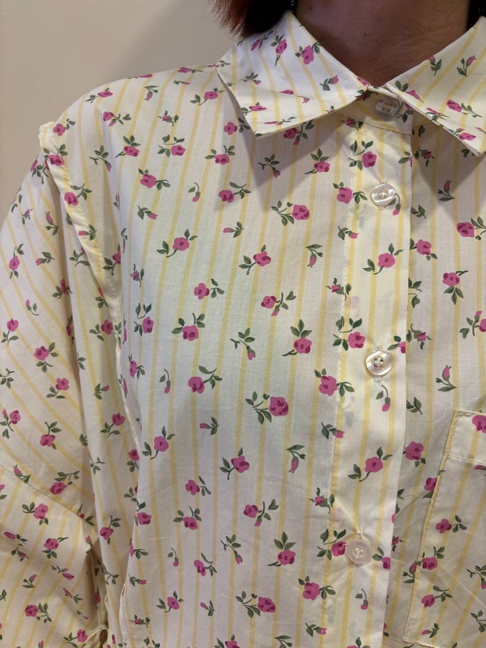 Camicia in cotone a righe gialle con fiorellini rosa e laccetti