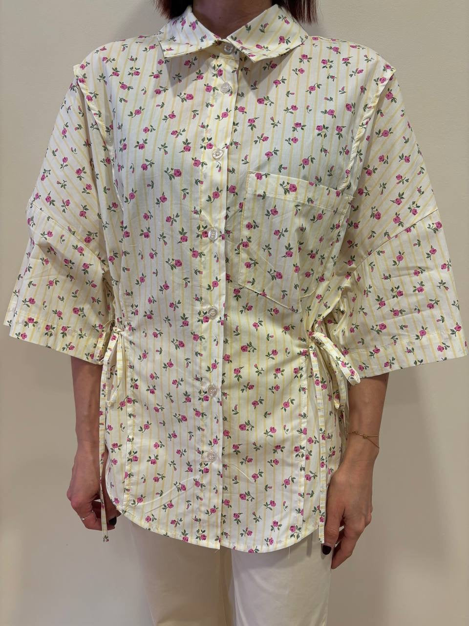 Camicia in cotone a righe gialle con fiorellini rosa e laccetti