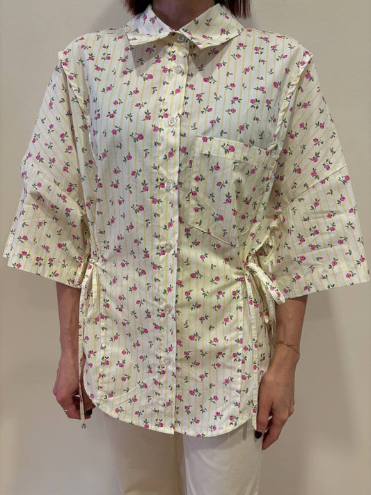 Camicia in cotone a righe gialle con fiorellini rosa e laccetti