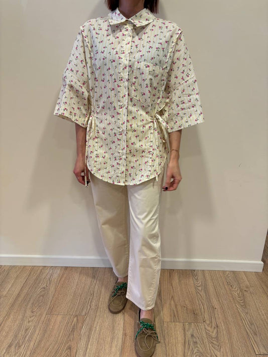 Camicia in cotone a righe gialle con fiorellini rosa e laccetti