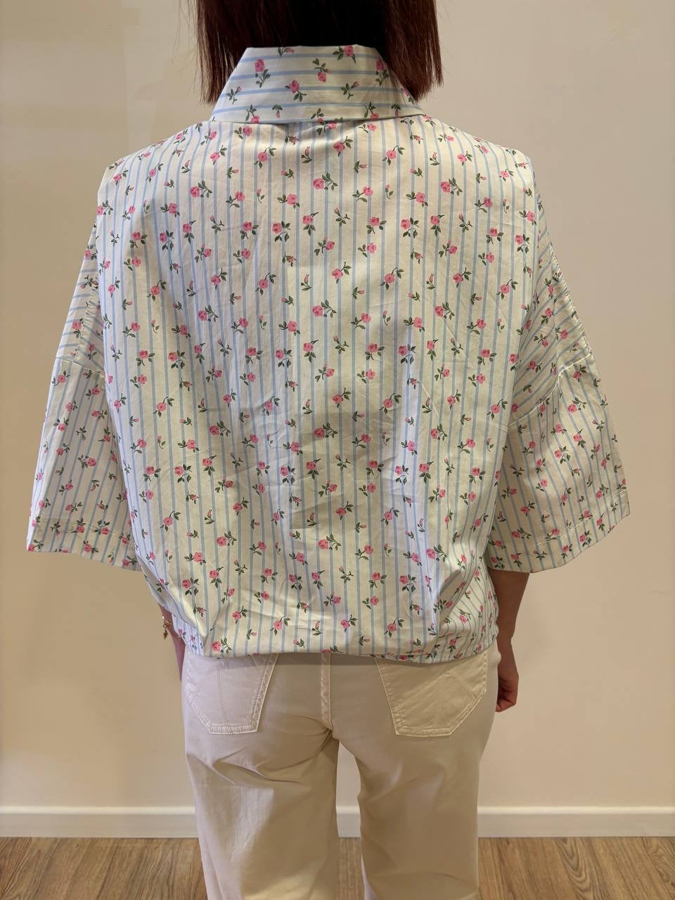 Camicia in cotone a righe azzurre con fiorellini rosa e laccetti