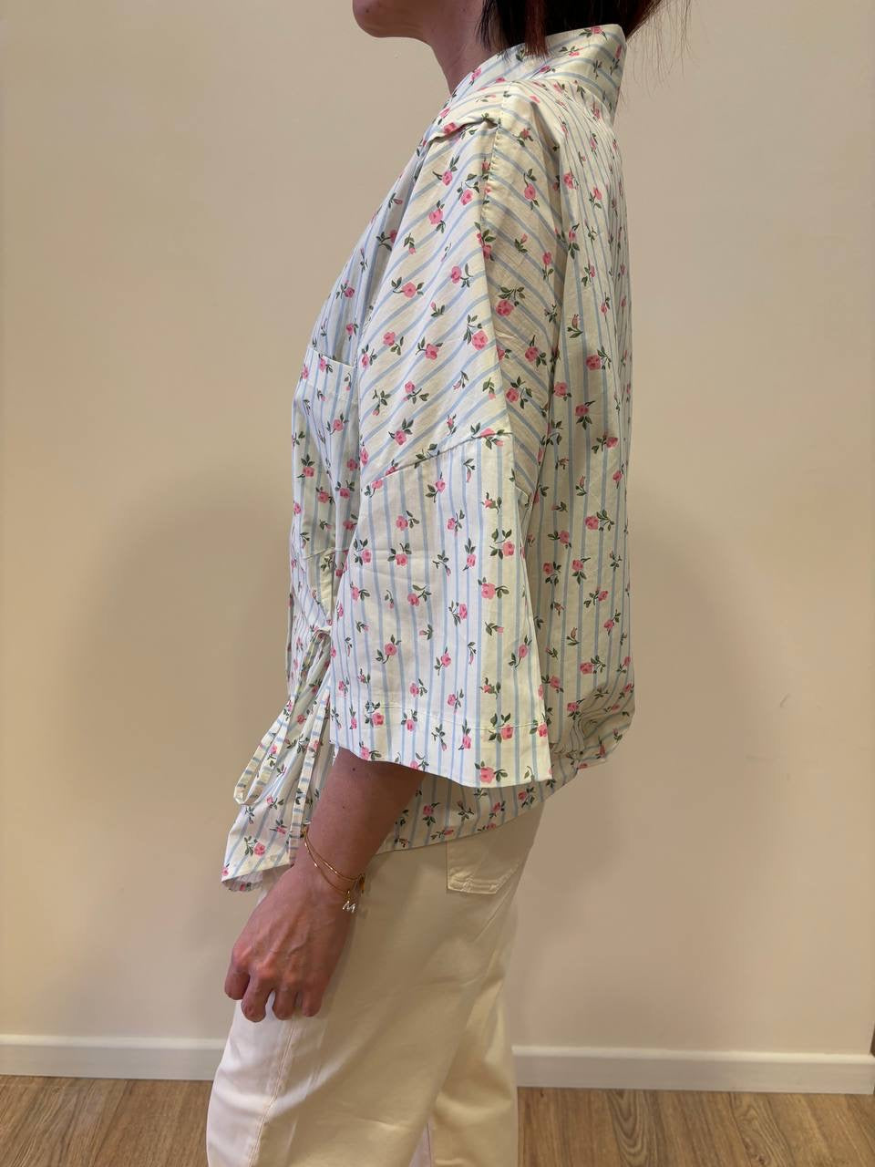 Camicia in cotone a righe azzurre con fiorellini rosa e laccetti