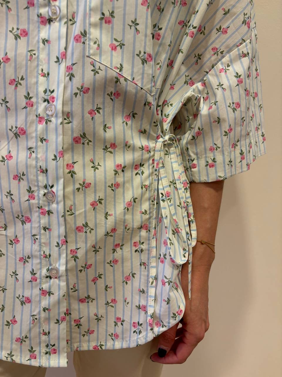 Camicia in cotone a righe azzurre con fiorellini rosa e laccetti