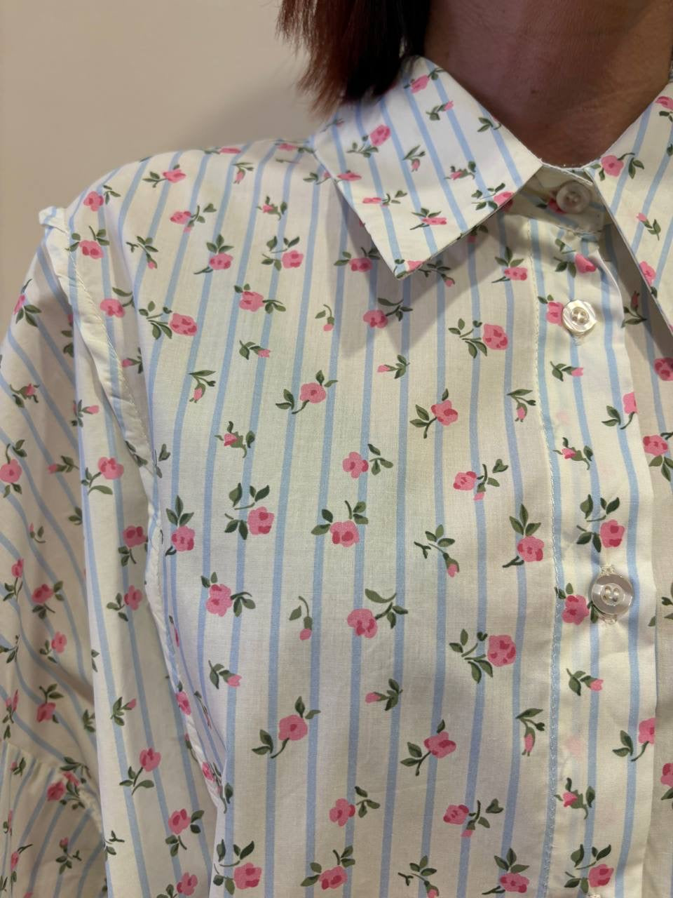 Camicia in cotone a righe azzurre con fiorellini rosa e laccetti