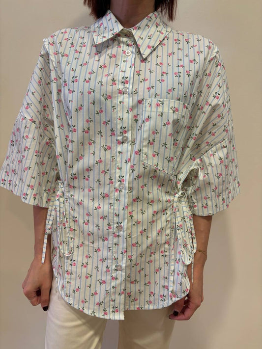 Camicia in cotone a righe azzurre con fiorellini rosa e laccetti