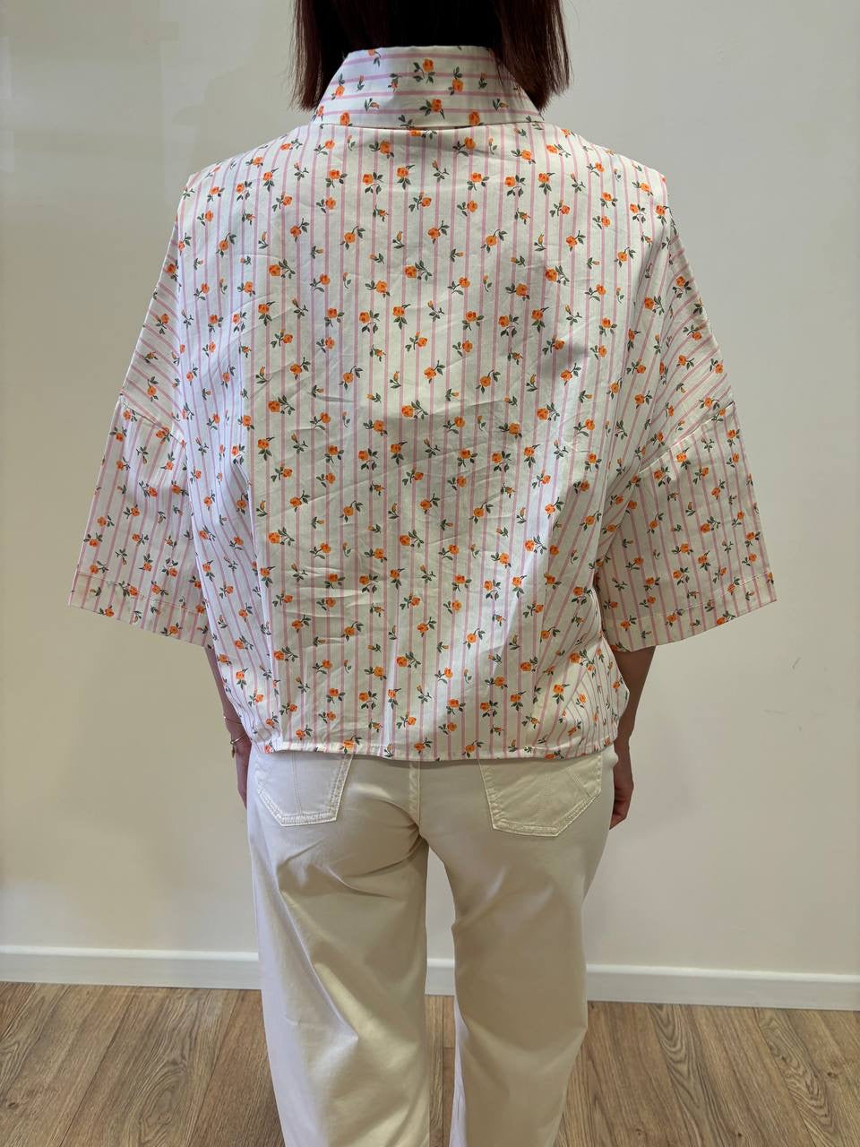 Camicia in cotone a righe rosa con fiorellini arancio e laccetti