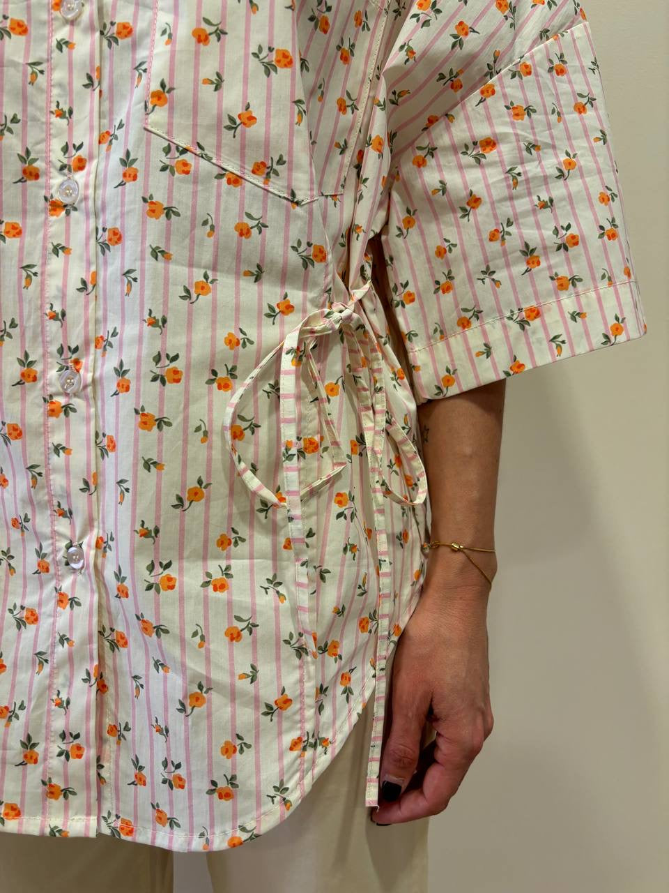 Camicia in cotone a righe rosa con fiorellini arancio e laccetti