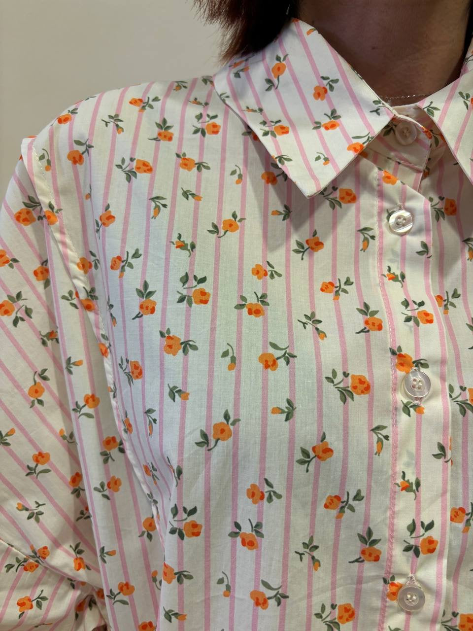 Camicia in cotone a righe rosa con fiorellini arancio e laccetti