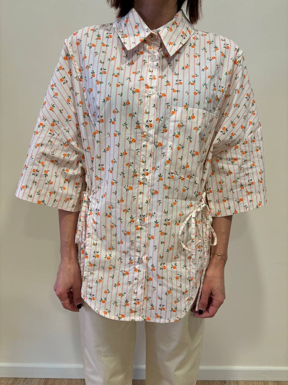 Camicia in cotone a righe rosa con fiorellini arancio e laccetti