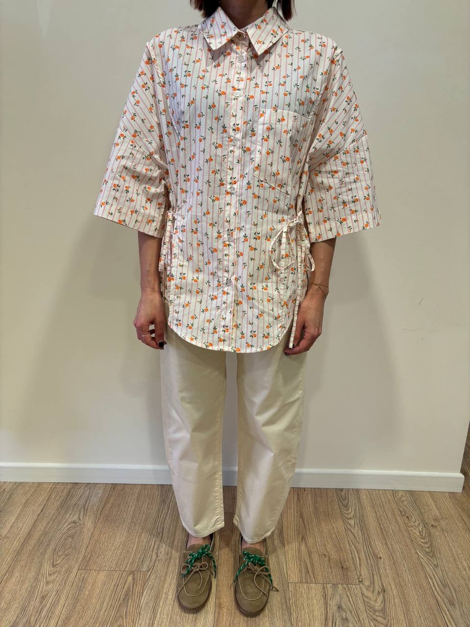 Camicia in cotone a righe rosa con fiorellini arancio e laccetti