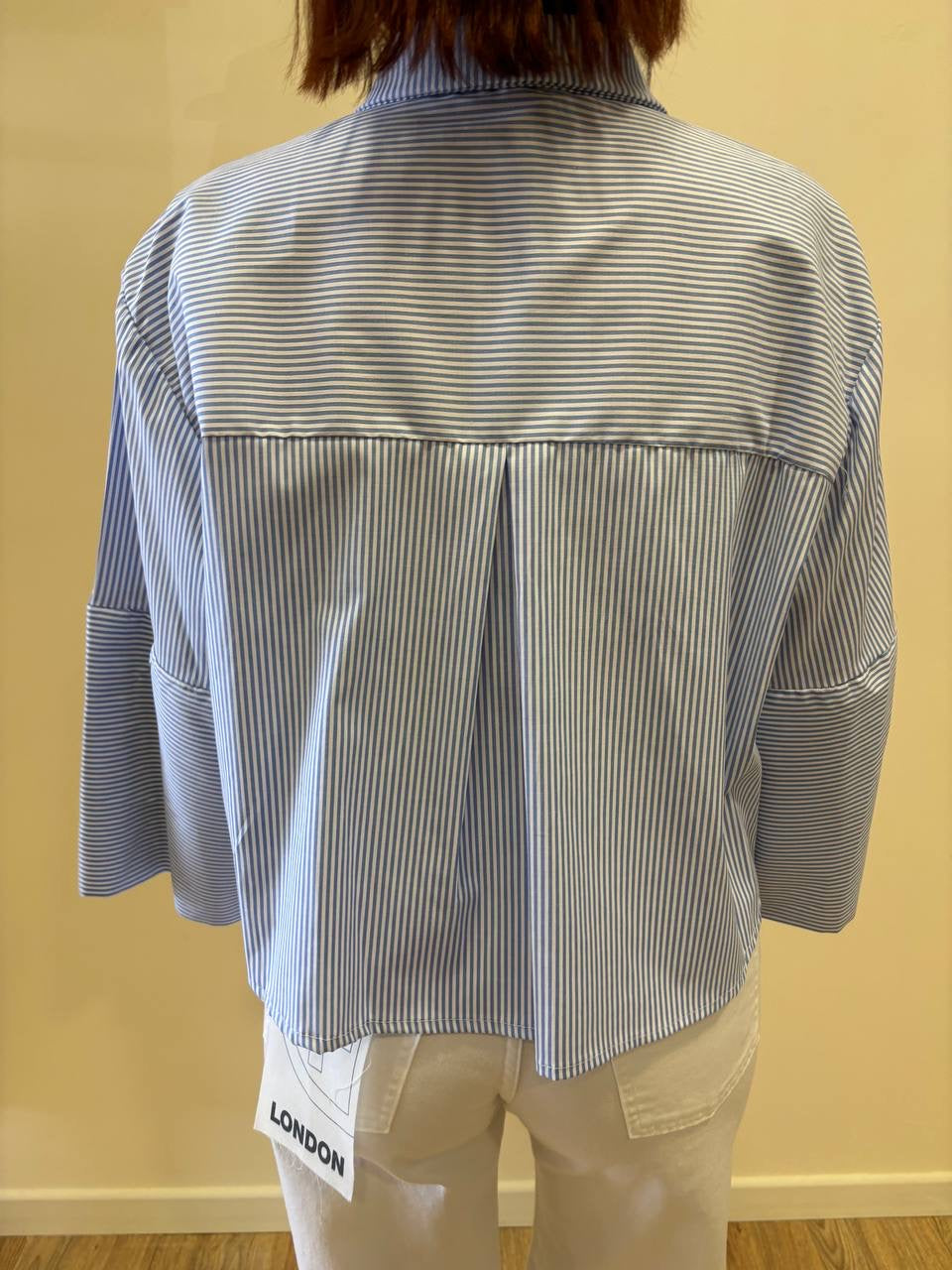 Camicia in cotone a righe bianche e azzurre a scatoletta con maniche a campana