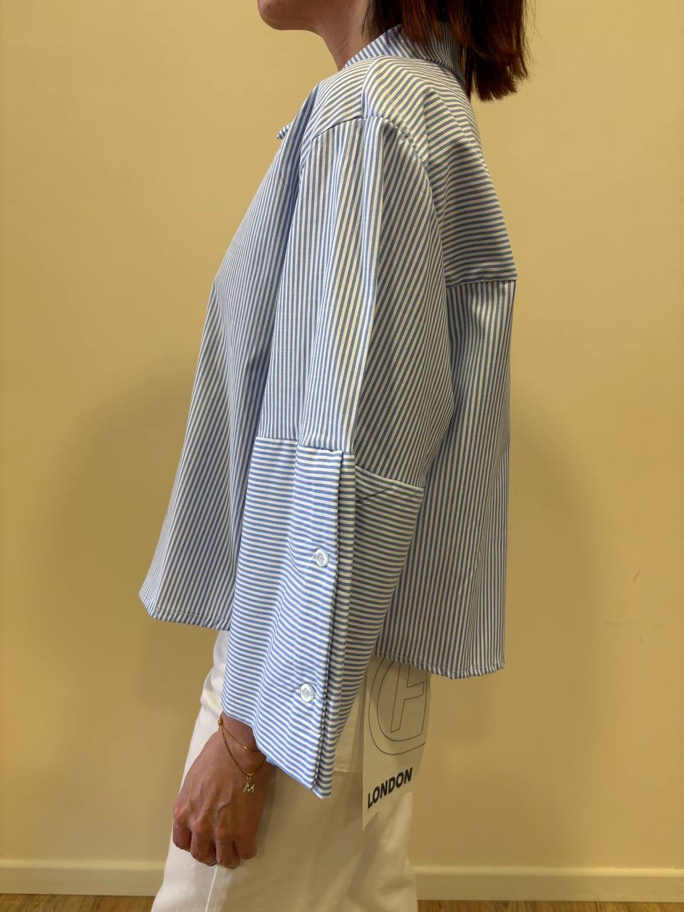 Camicia in cotone a righe bianche e azzurre a scatoletta con maniche a campana