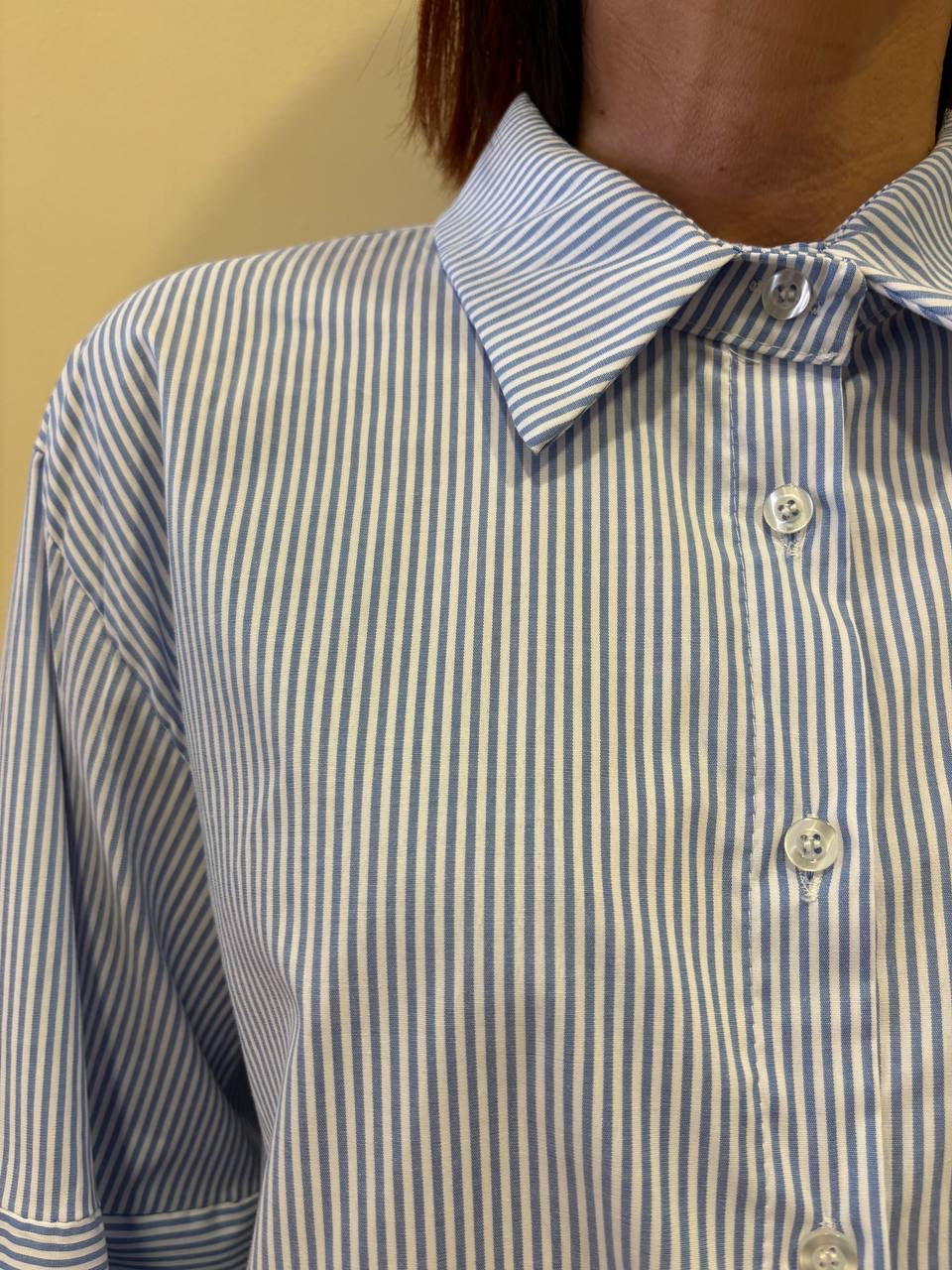 Camicia in cotone a righe bianche e azzurre a scatoletta con maniche a campana