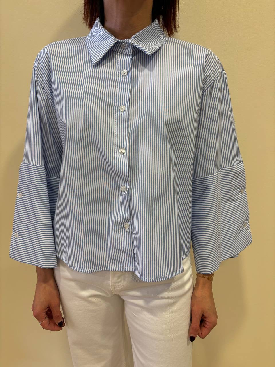 Camicia in cotone a righe bianche e azzurre a scatoletta con maniche a campana