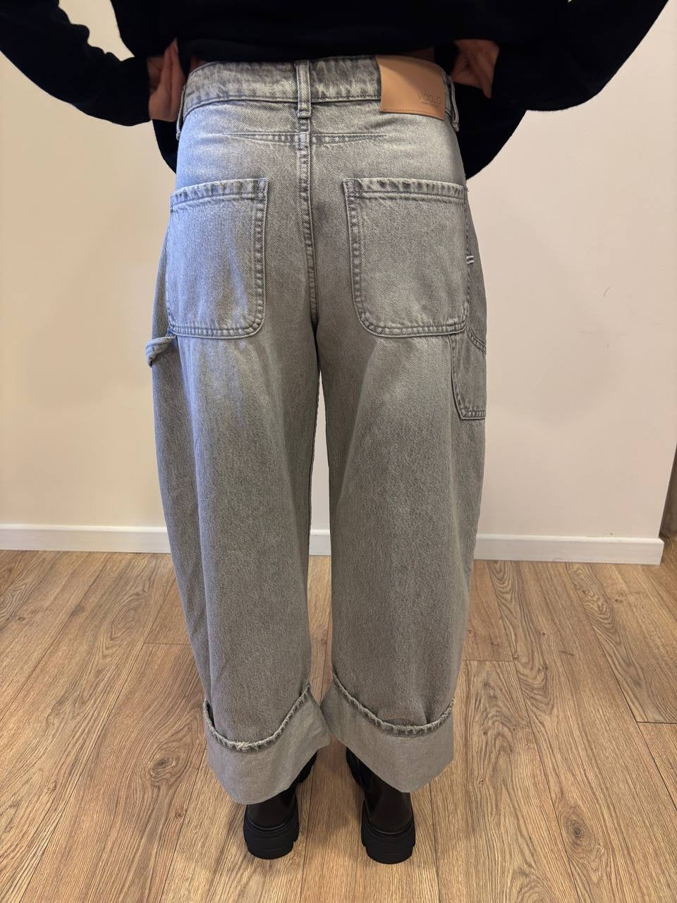 VICOLO - Jeans Kuma grigio barrel fit con martingale e risvolto