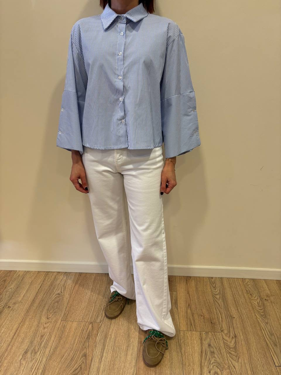 Camicia in cotone a righe bianche e azzurre a scatoletta con maniche a campana