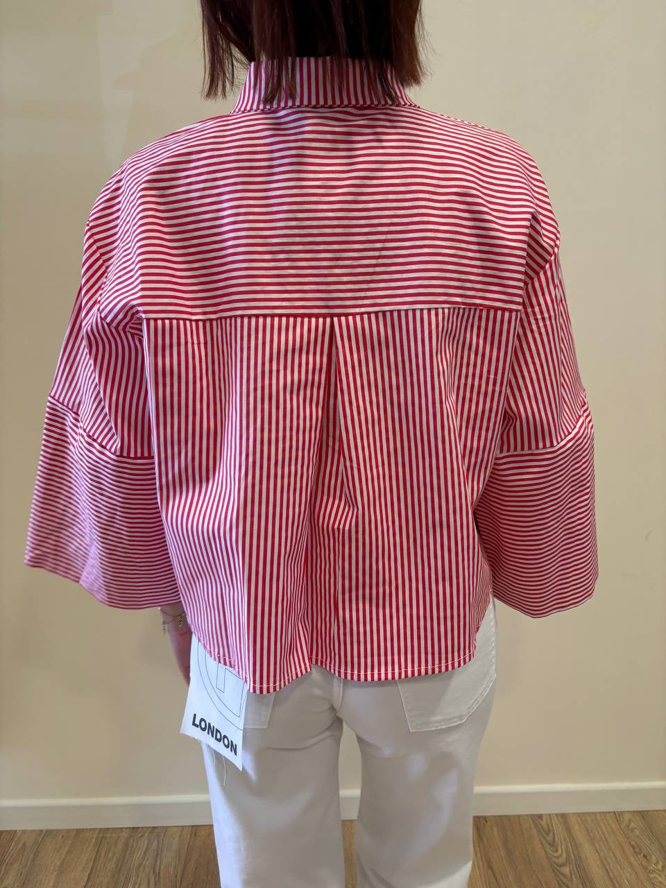 Camicia in cotone a righe bianche e rosse a scatoletta con maniche a campana