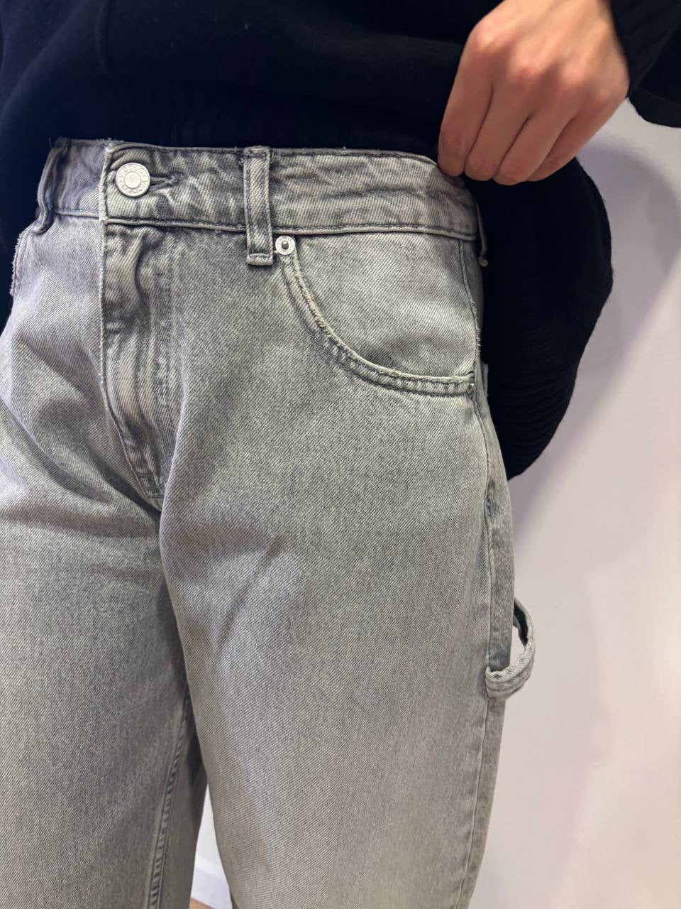 VICOLO - Jeans Kuma grigio barrel fit con martingale e risvolto