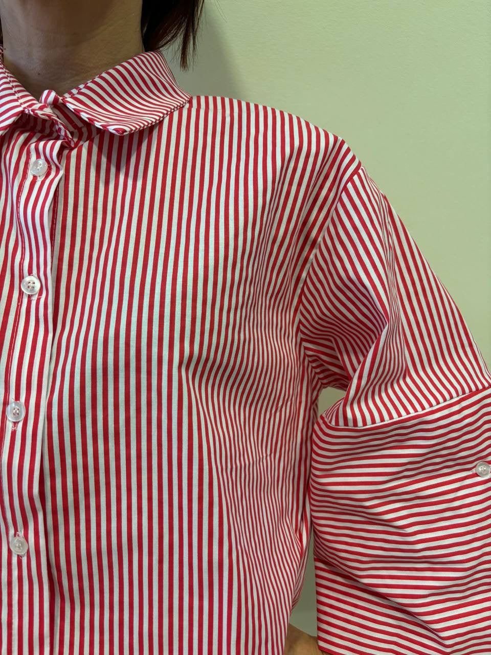 Camicia in cotone a righe bianche e rosse a scatoletta con maniche a campana
