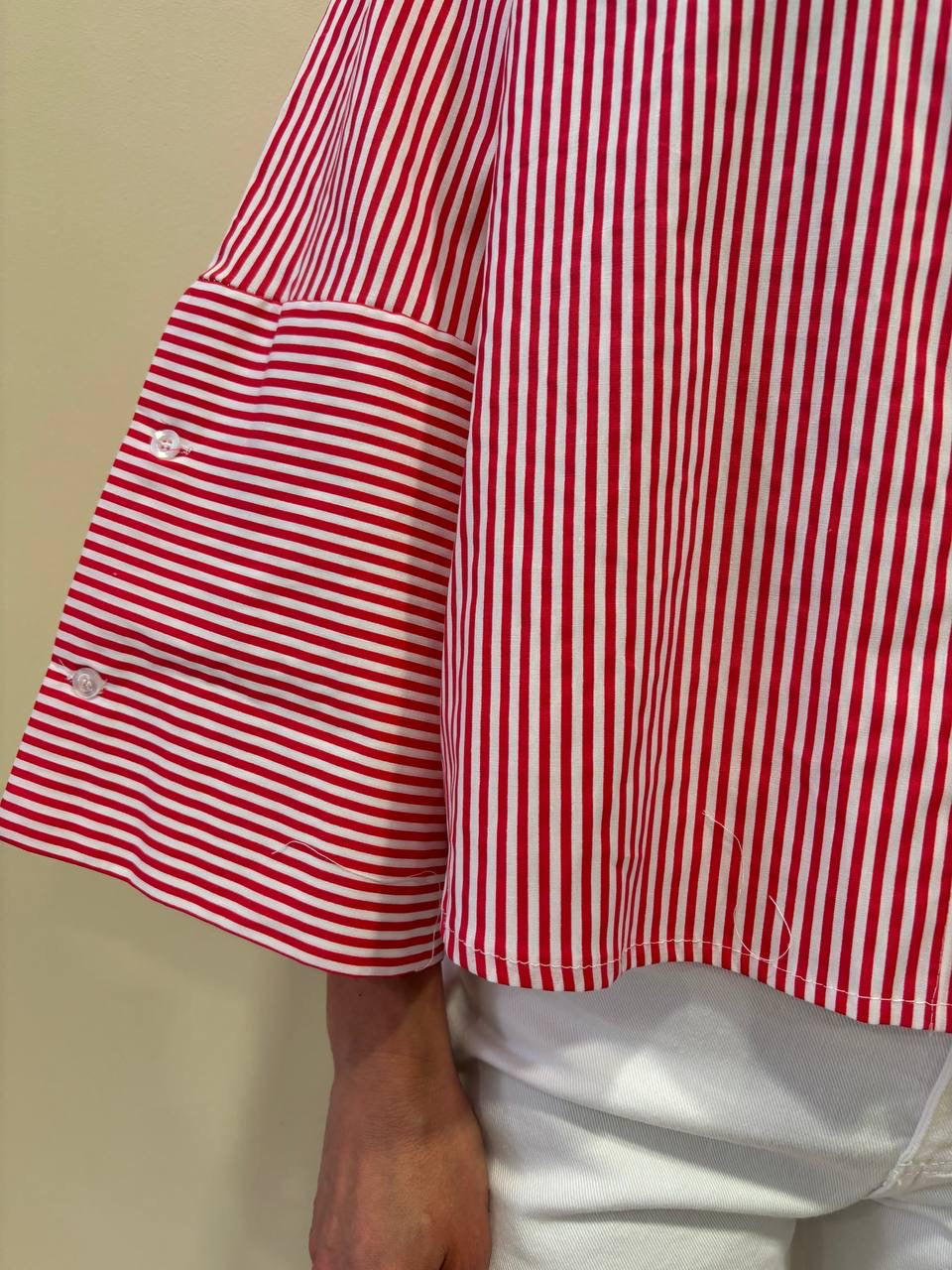 Camicia in cotone a righe bianche e rosse a scatoletta con maniche a campana