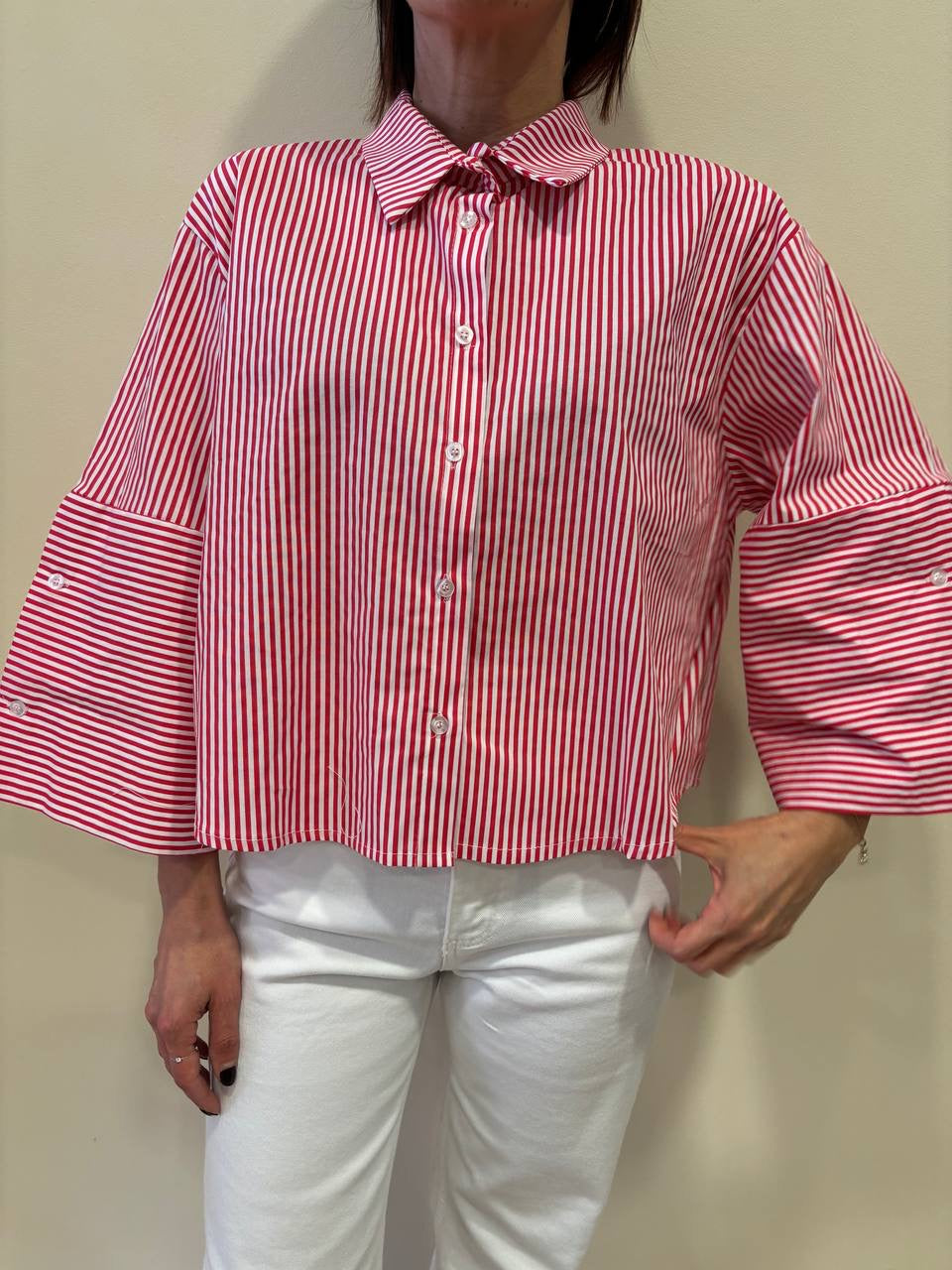 Camicia in cotone a righe bianche e rosse a scatoletta con maniche a campana